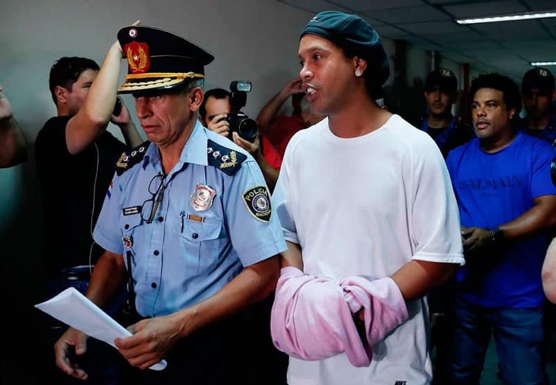 Ronaldinho pierde 'cascarita' ante un ladrón y un asesino en la cárcel