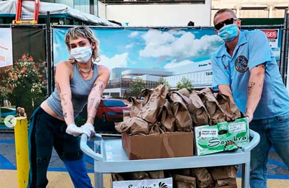 Miley Cyrus y Cody Simpson entregan tacos a personal médico como agradecimiento