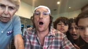 Matthew McConaughey juega al bingo virtual con un grupo de ancianos
