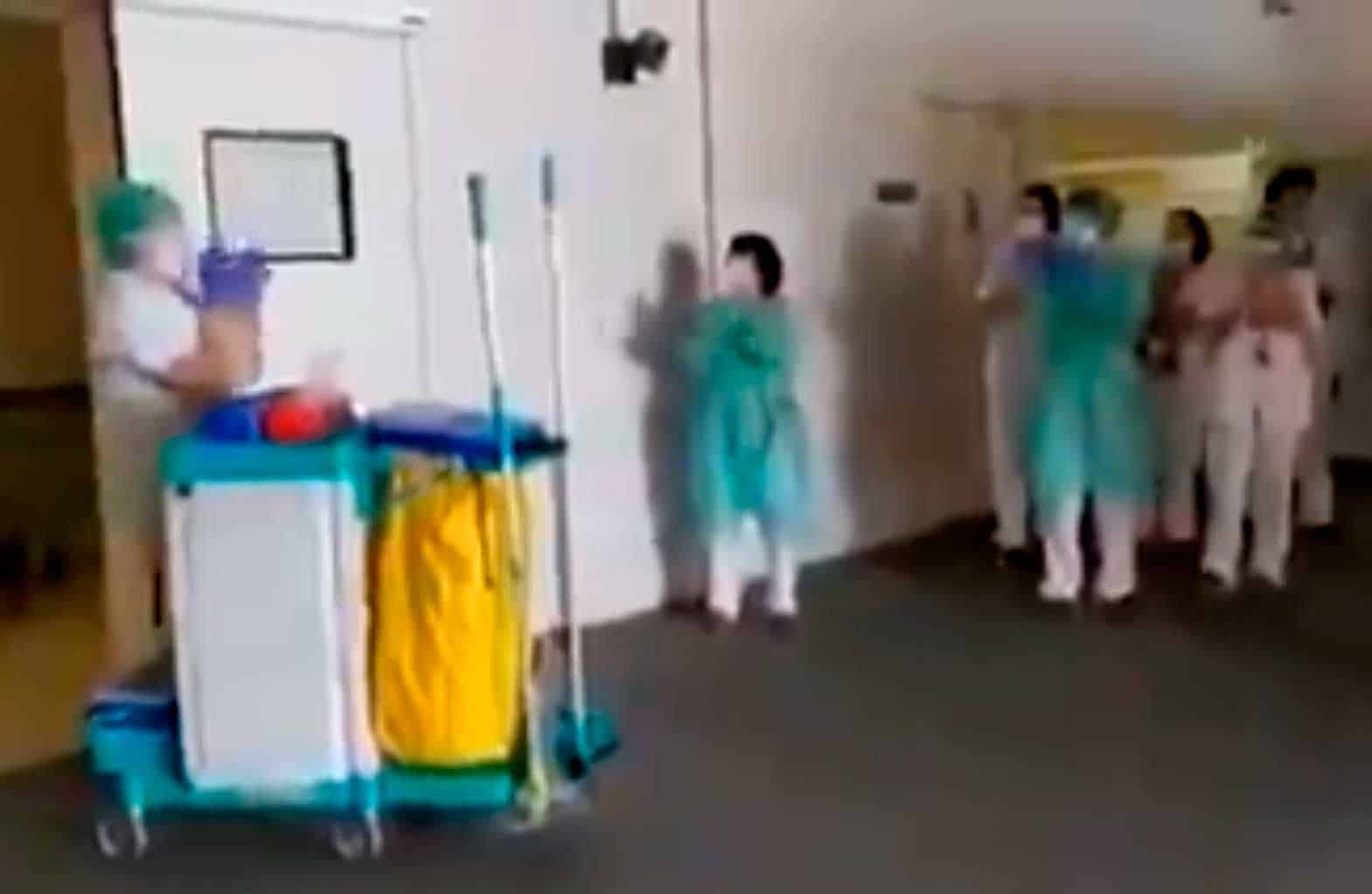 Médicos aplauden a personal de limpieza por su entrega ante el coronavirus