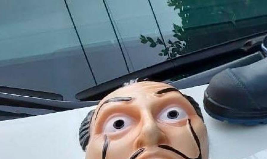 Atrapan a ladrones que usaron máscaras de Salvador Dalí para un atraco