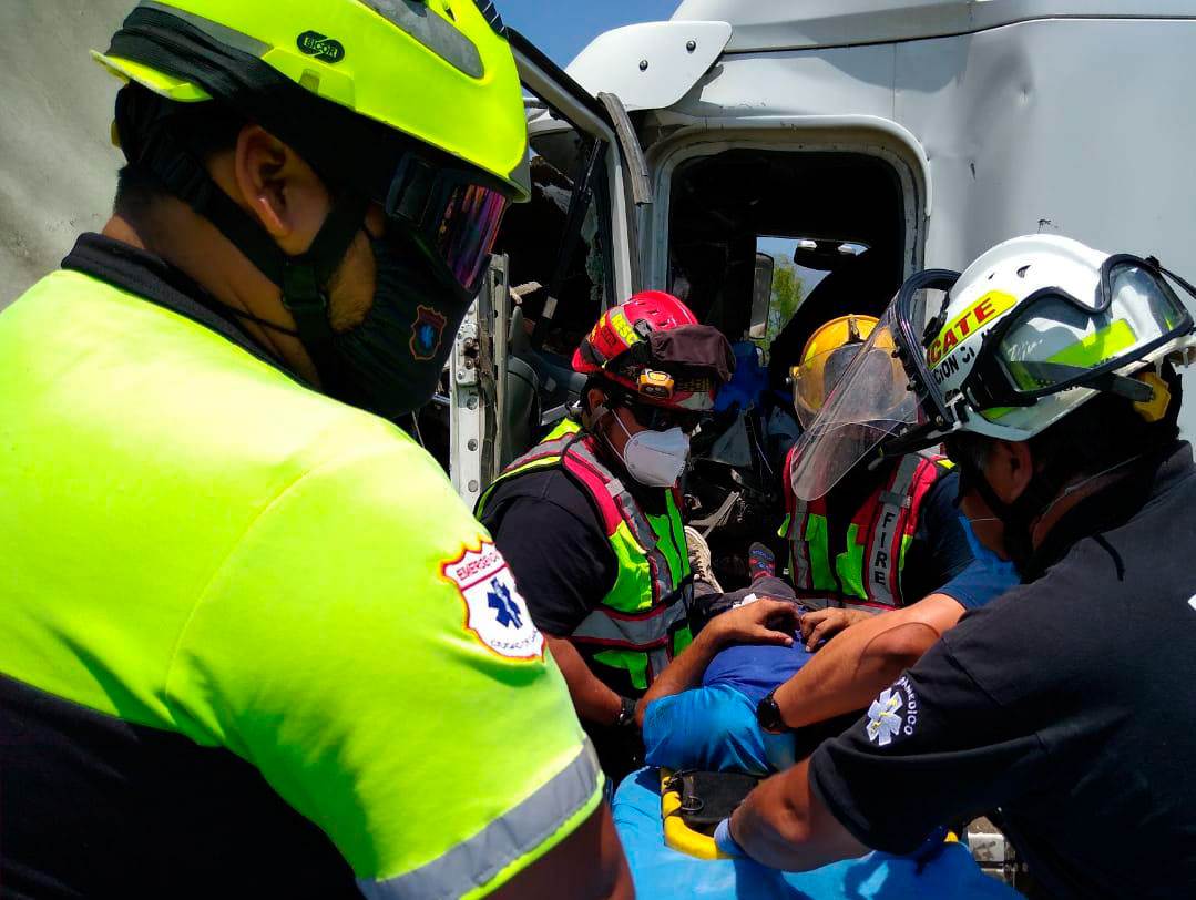 Trailero resulta herido tras fuerte accidente en García
