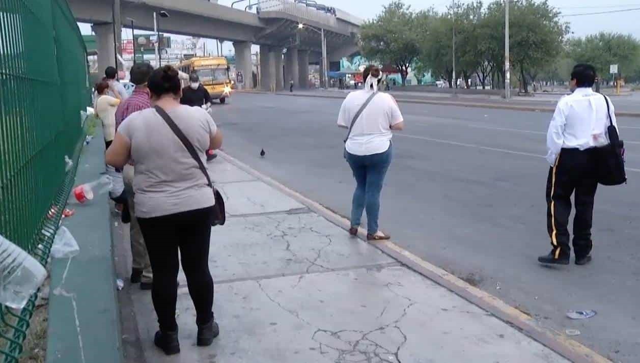 Batallan con transporte los que sí trabajan: Pega recorte de unidades a empresas esenciales