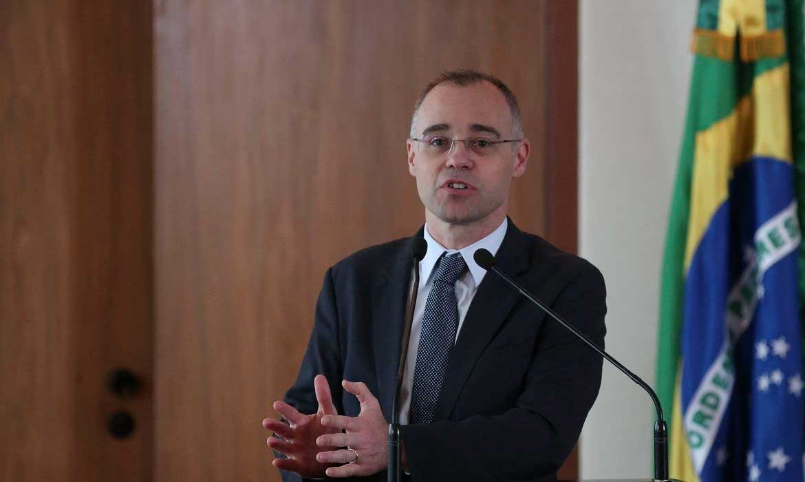 Bolsonaro nombra a un pastor evangélico como ministro de Justicia