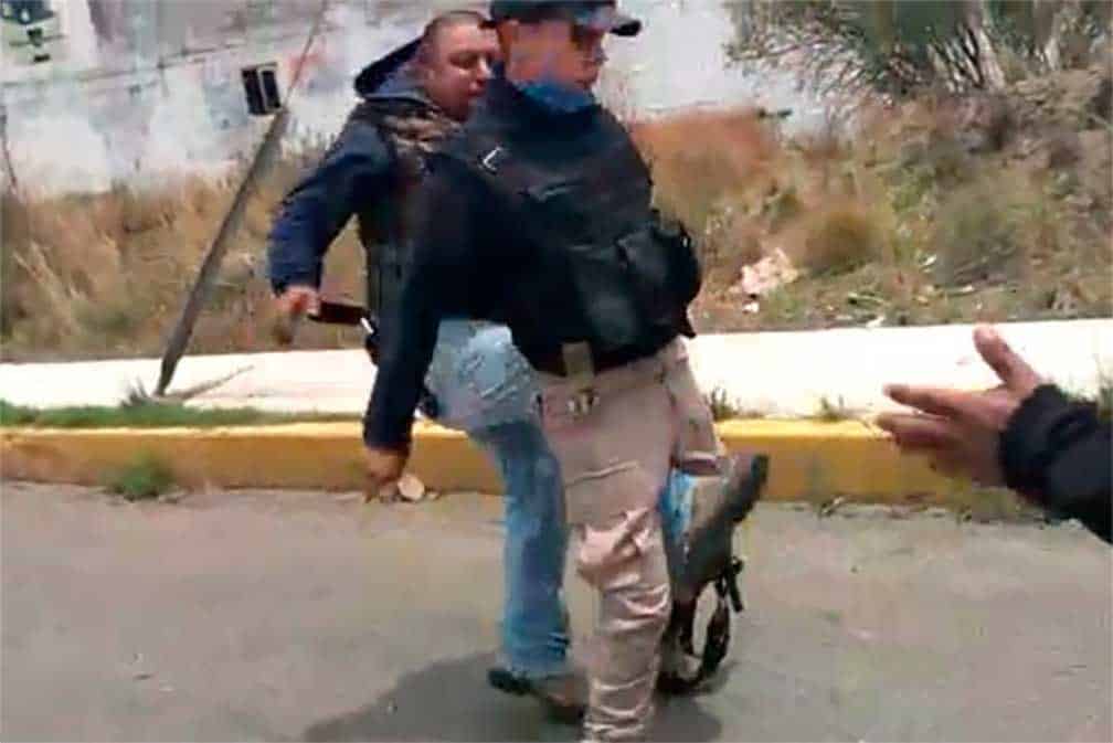 Pobladores agreden a policías municipales tras pedirles que usen cubrebocas en Puebla