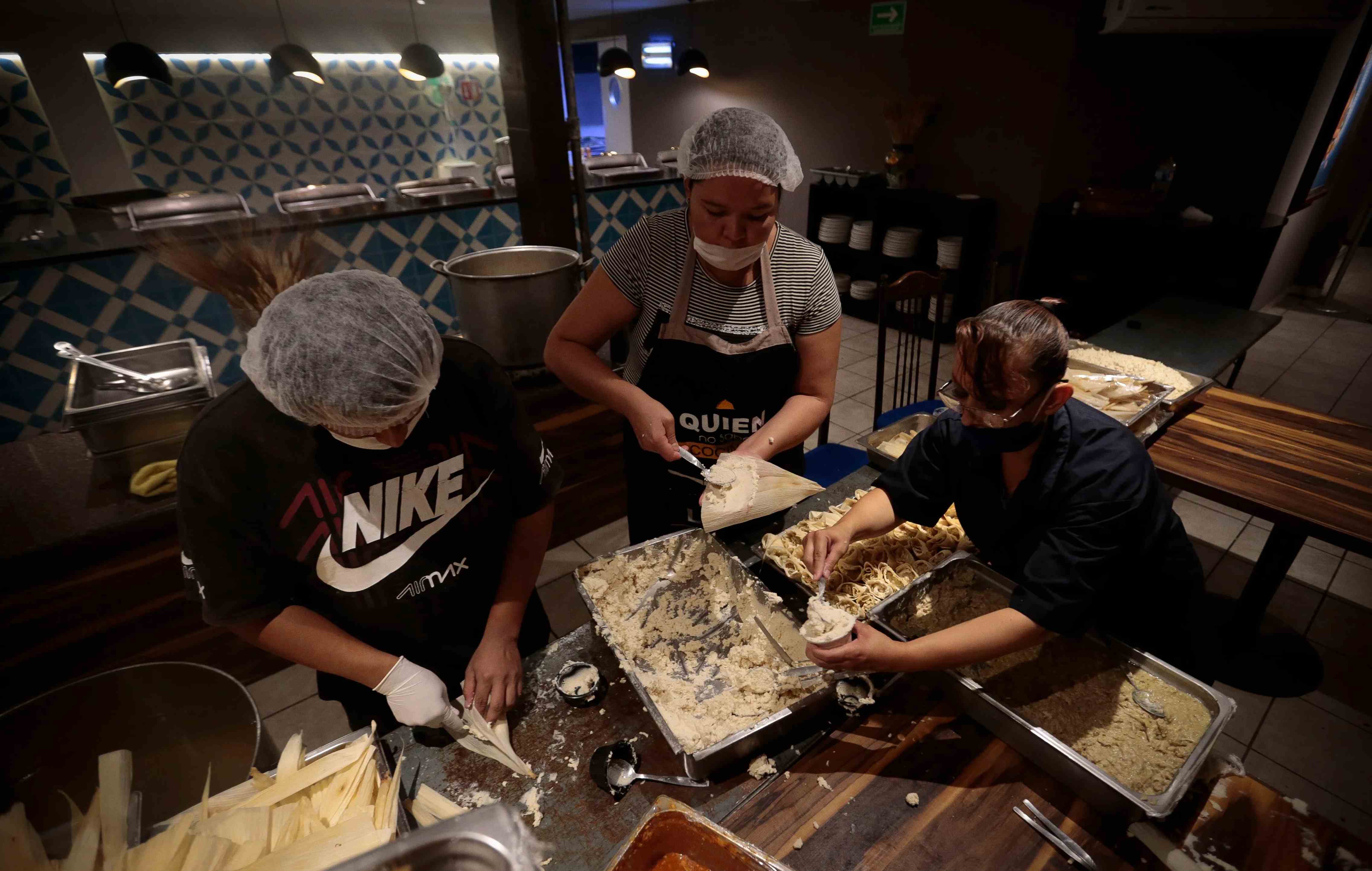 Tamales le salvan el empleo a trabajadores de Hotel