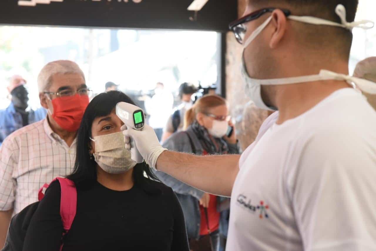 Reabre primer centro comercial en Chile en medio de pandemia