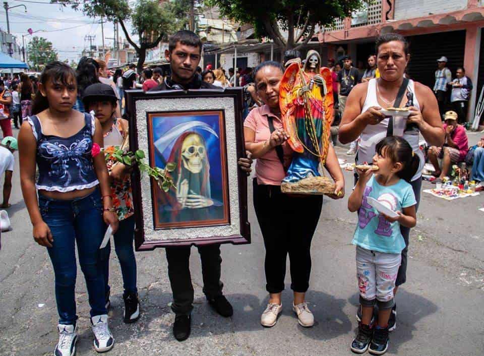 Se 'vuelan' la cuarentena... visitan a la Santa Muerte en su templo