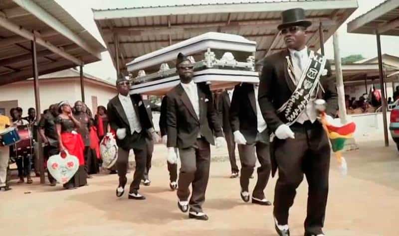 'Quédate en casa o baila con nosotros': Dancing Pallbearers, los del meme del ataúd