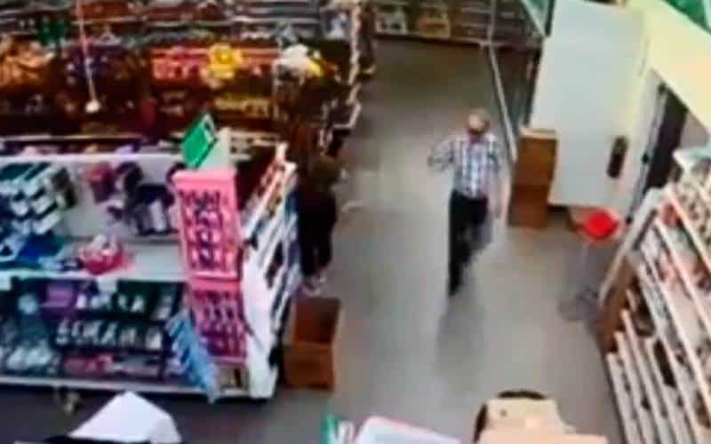 Indigna reacción de hombre al que le piden usar cubrebocas en el supermercado