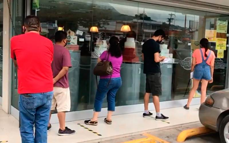 Regios se adelantan y corren por pasteles por el Día de las Madres
