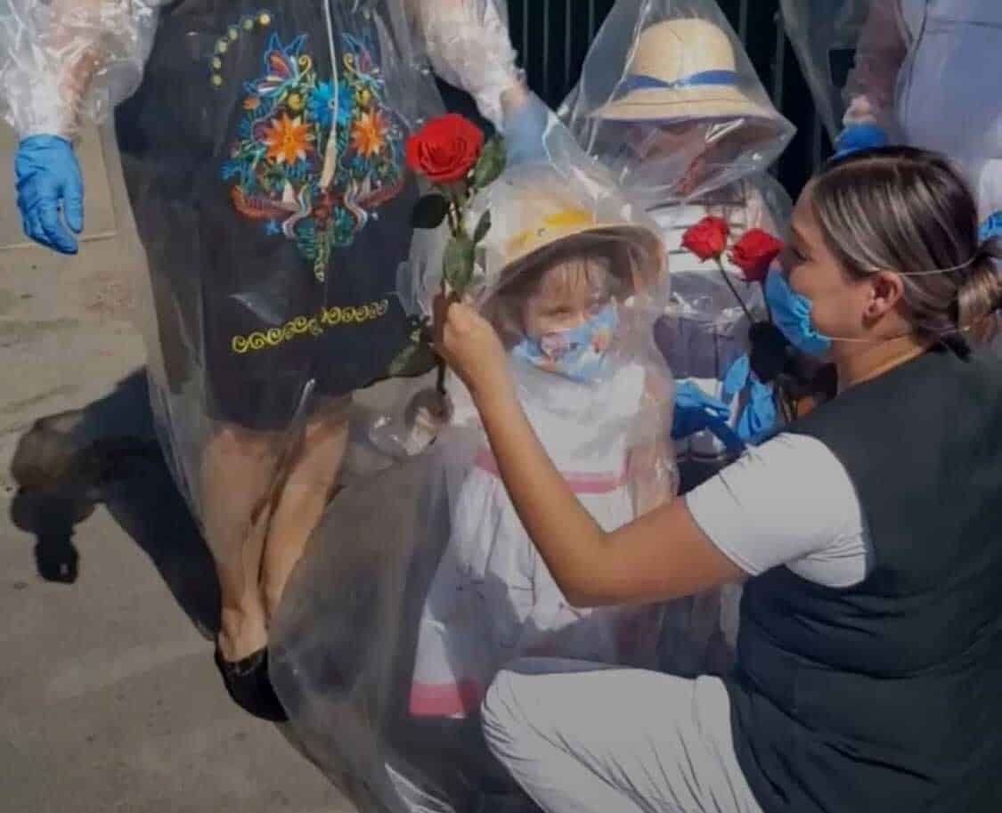 Niñas envueltas en plástico visitan a su mamá enfermera del IMSS