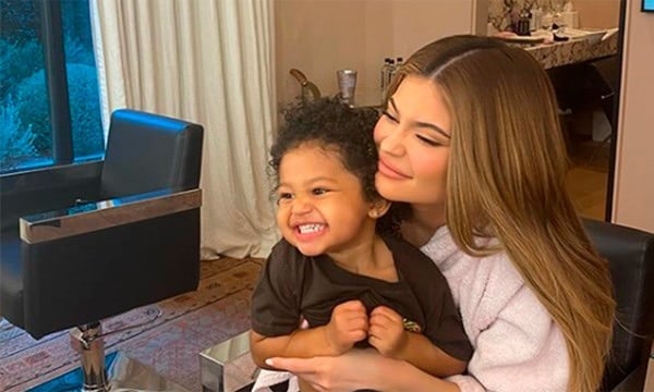 Kylie Jenner le pone un complicado reto a su hija Stormi; mira su tierna reacción