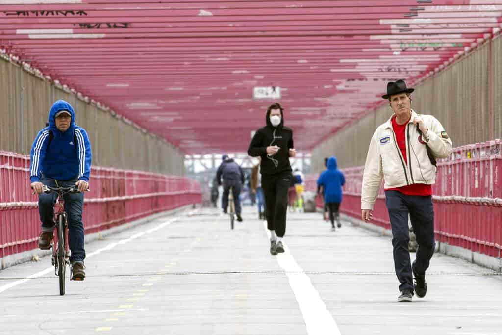 NY: A pesar de normas, muchos se niegan a usar mascarilla