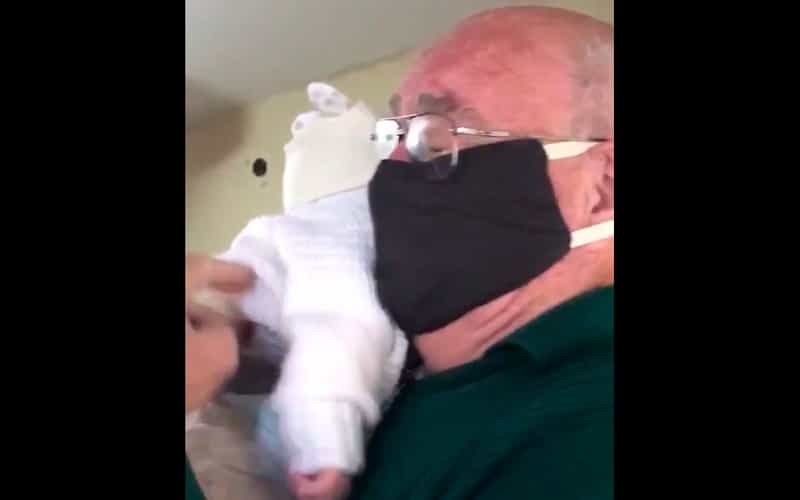 Abuelito conoce a bisnieto que nació en cuarentena; reacción conmueve a Internet