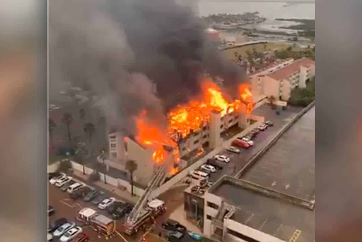 Voráz incendio consume edificio de condiminios en la Isla del Padre en Texas
