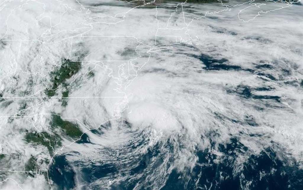Arthur llega con fuertes lluvias y vientos a Carolina del Norte