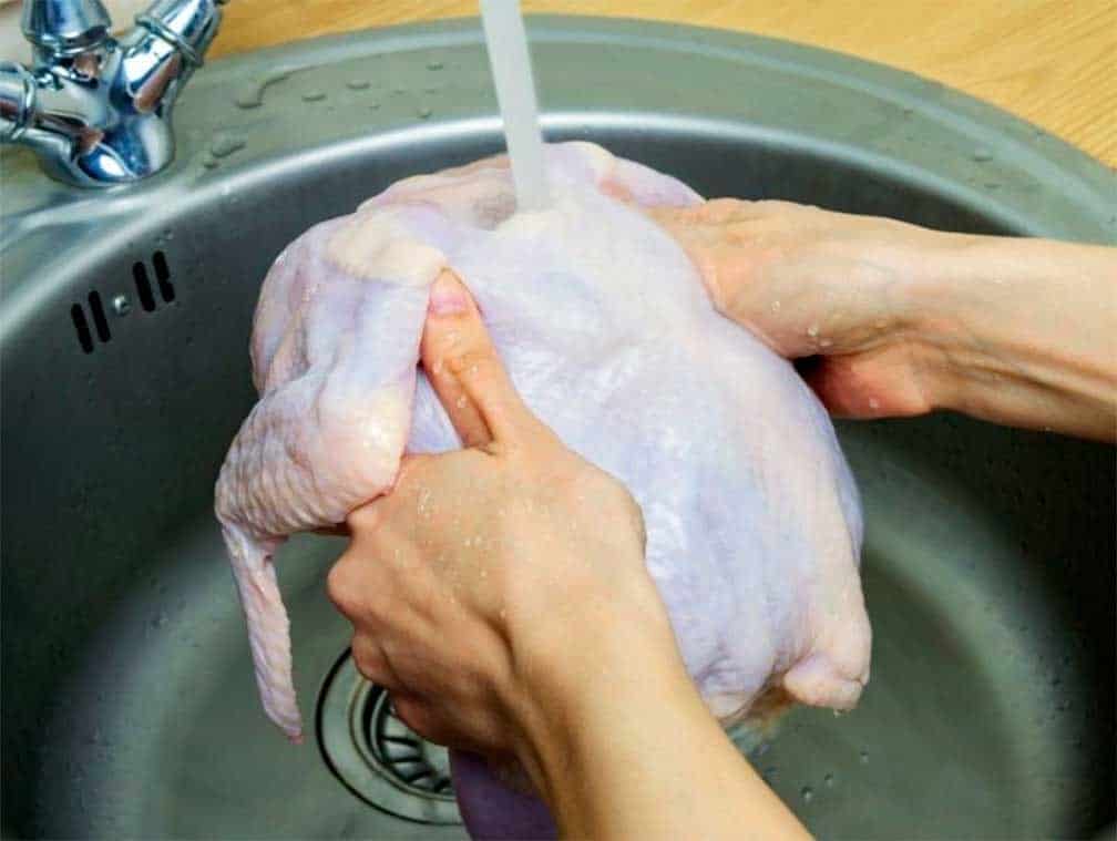 ¿Lavas el pollo crudo? ¡Cuidado! podrías estar propagando microbios
