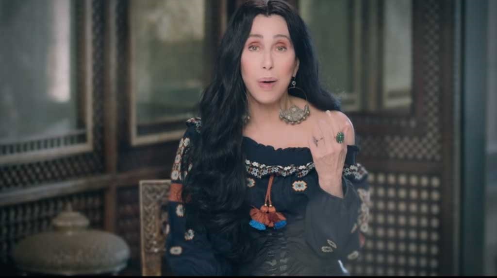 Cher alaba el español tras 'Chiquitita': es un idioma maravilloso para ayudar