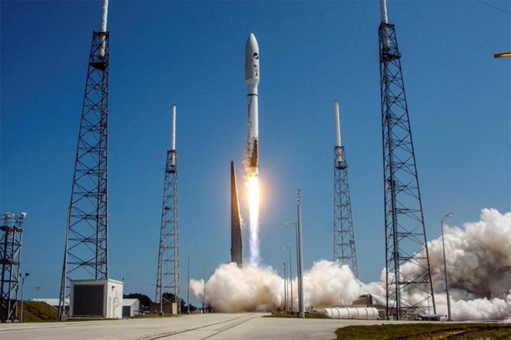 Avión militar de EUA despega hacia el espacio