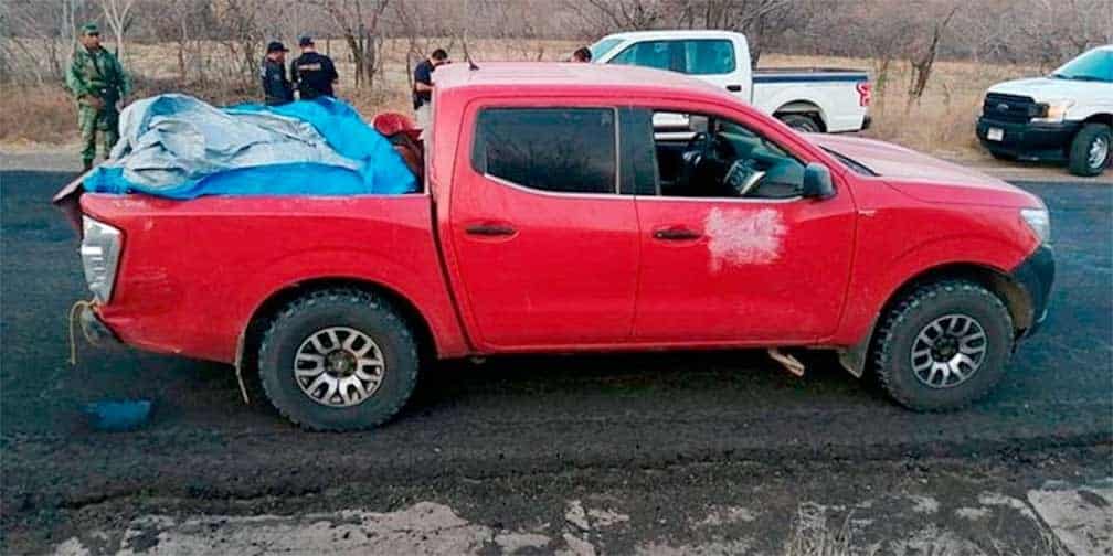 Encuentran 12 cuerpos abandonados en una camioneta en Michoacán