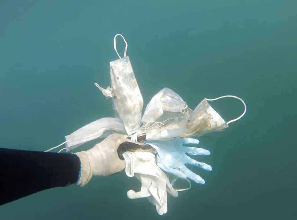 Mascarillas y guantes ensucian el lecho del Mediterráneo