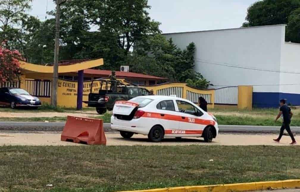 Abandonan taxi con restos humanos en Veracruz; dejan narcomensaje