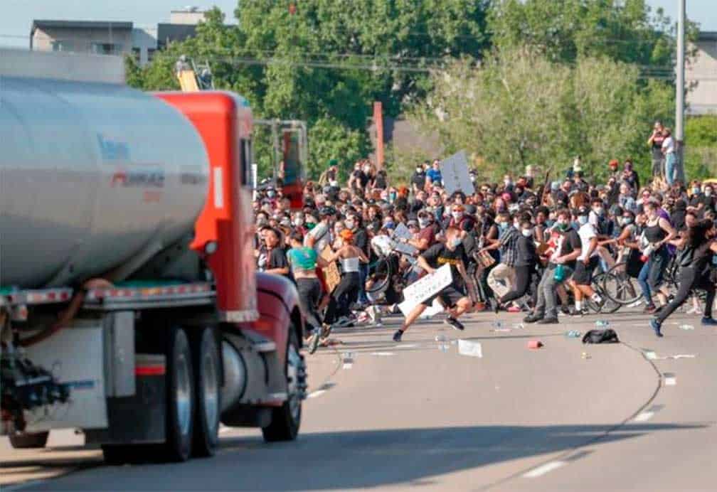 ¡Insólito! tráiler intentó atropellar a manifestantes en Minneapolis