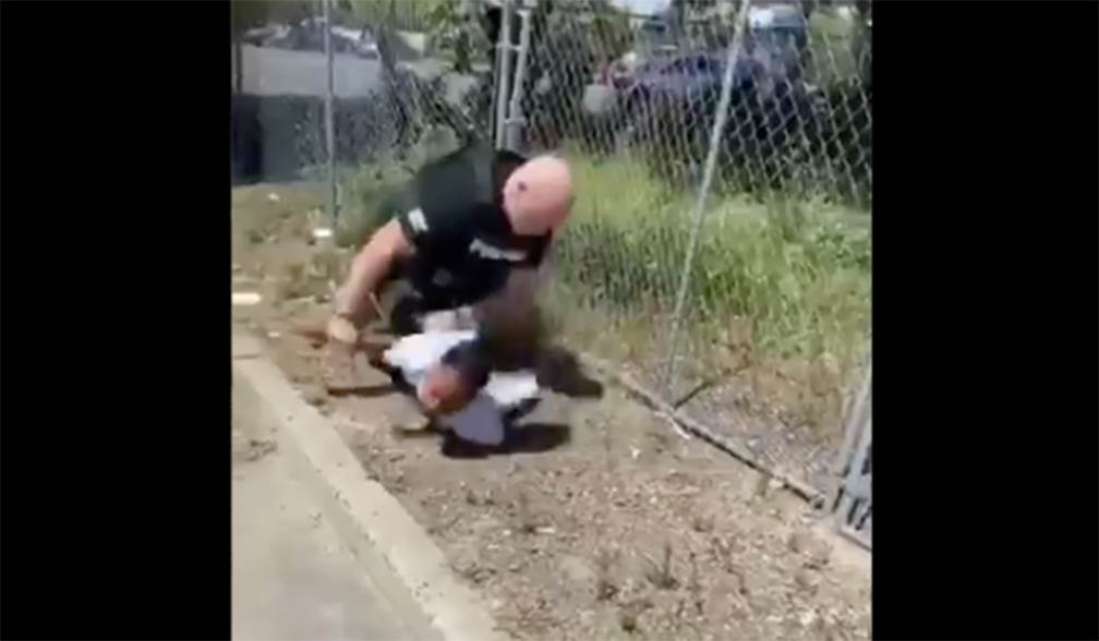 Viralizan abuso de poder de policía que golpea a menor de 14 años para arrestarlo