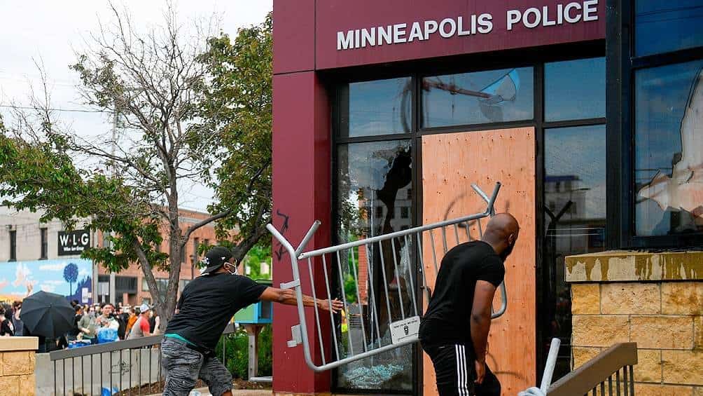 Anuncia alcaldía de Mineápolis que desmantelará departamento de policía