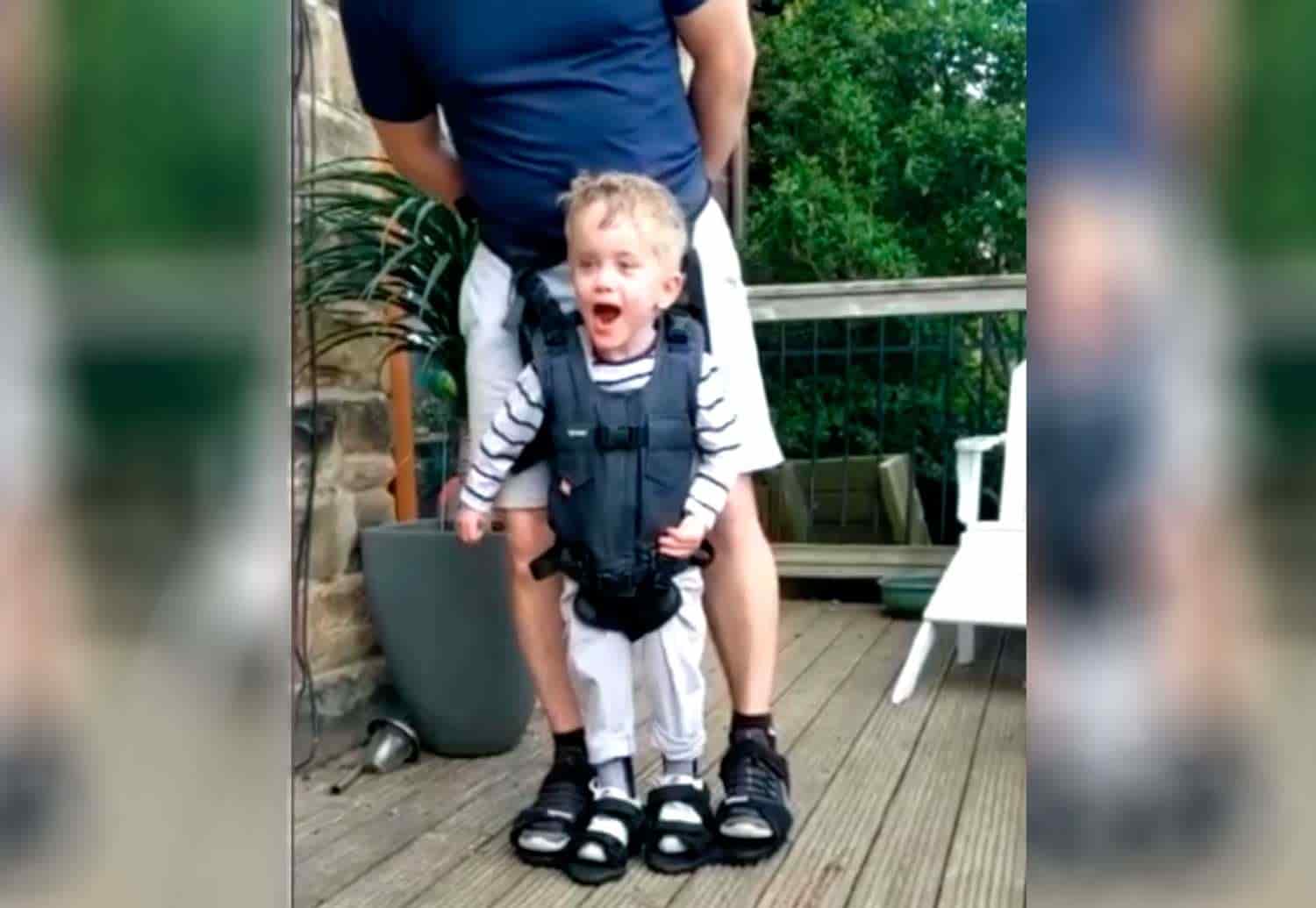 Video: Conmueve reacción de niño con parálisis cerebral al dar sus primeros pasos