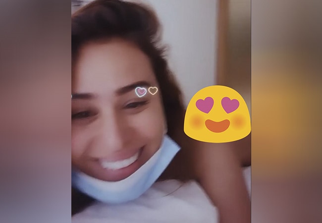 Yanet García presume que su trasero es natural durante masaje