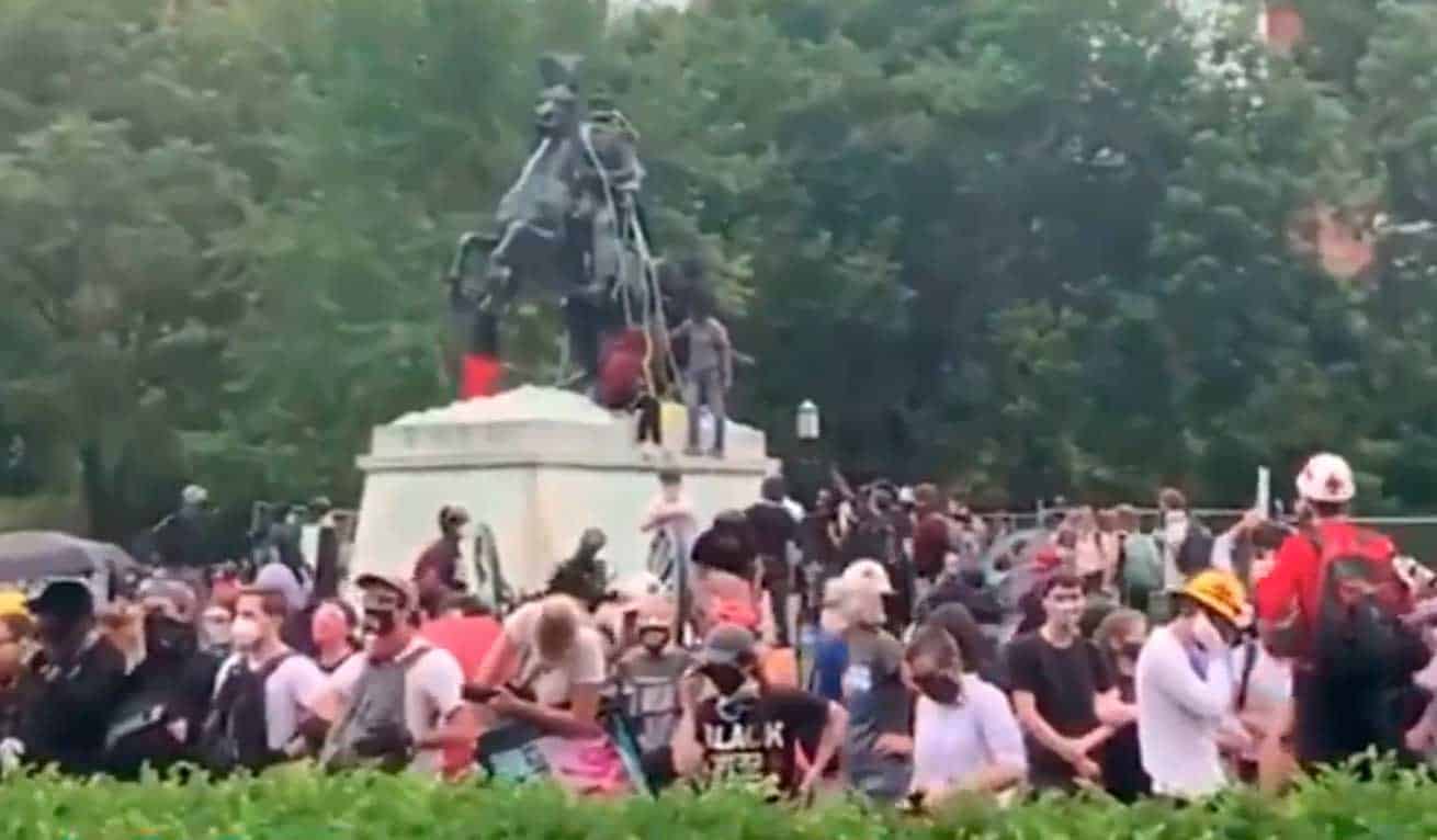 Policía 'salva' estatua del expresidente Andrew Jackson de ser derribada por manifestantes
