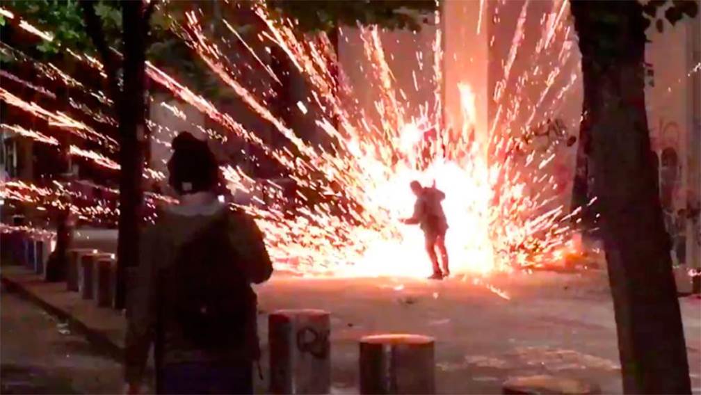 Un cohete explota cerca de un manifestante durante disturbios en Estados Unidos