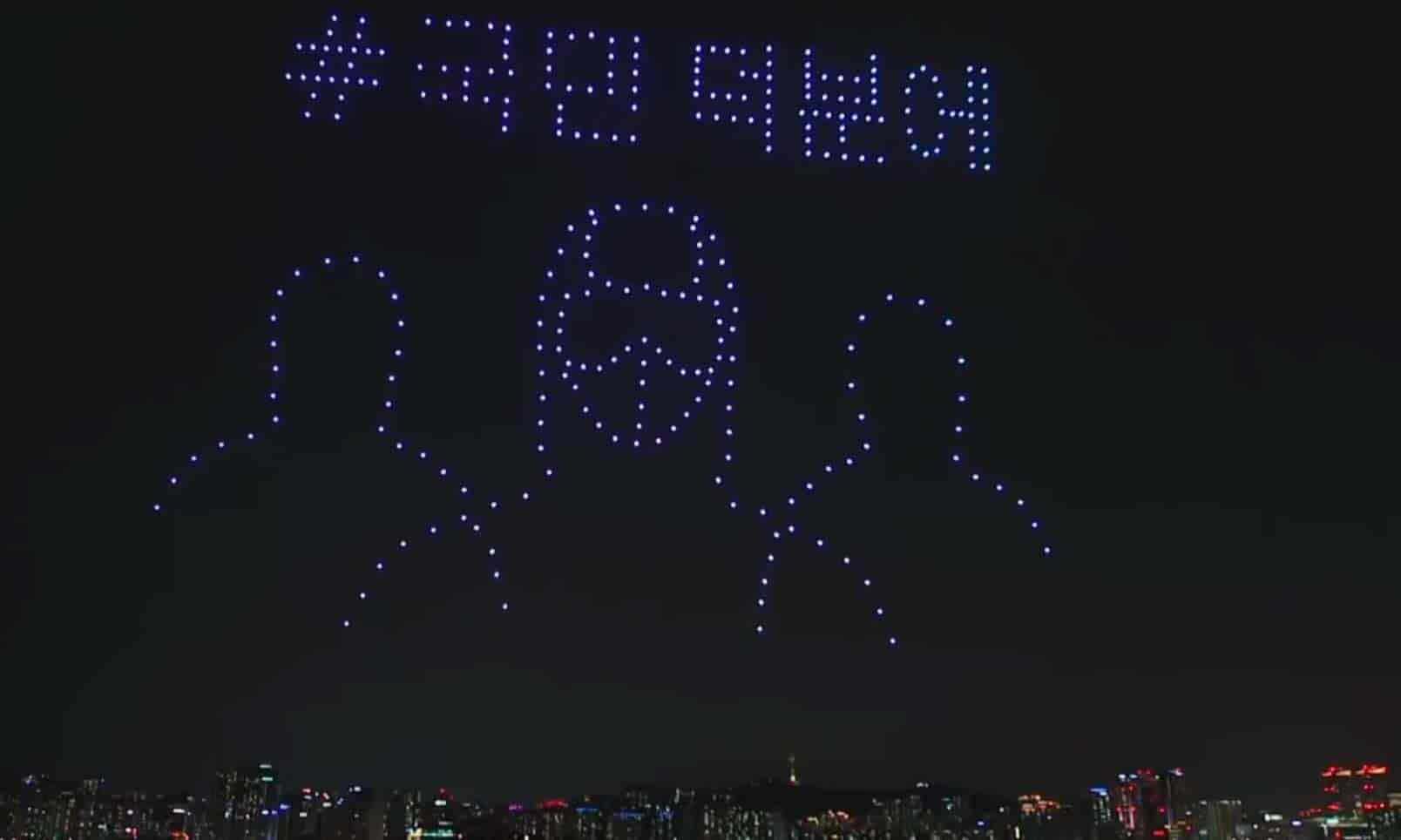 Corea del Sur ilumina el cielo con 300 drones para agradecer al personal médico