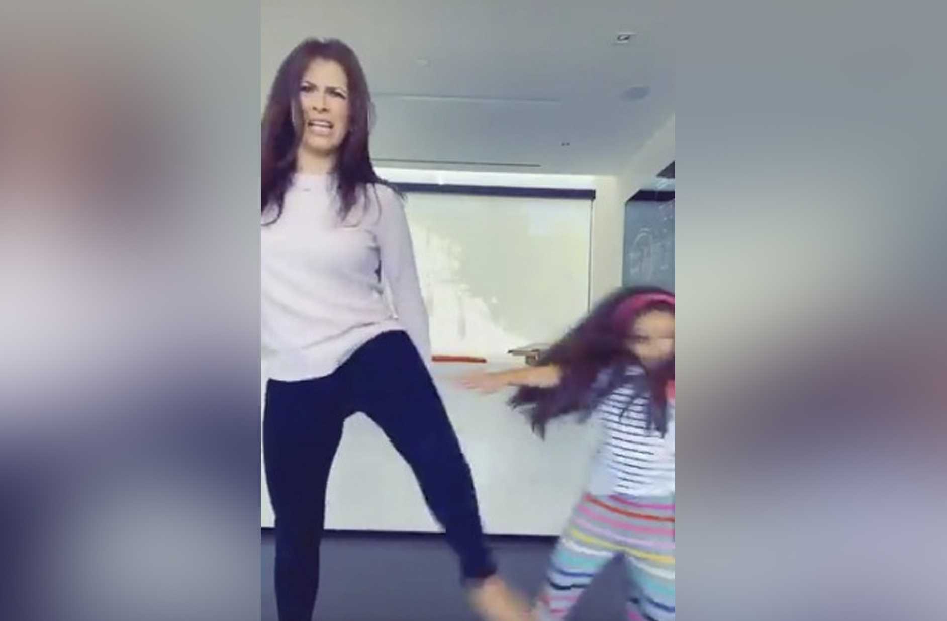 Alessandra Rosaldo sube Tik Tok donde 'patea' a su hija