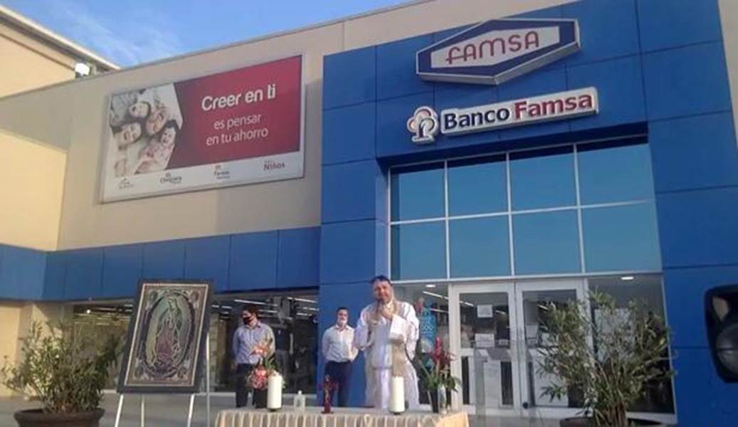 Llevan a cabo misa al aire libre; hacen oración para supervivencia de Grupo Famsa