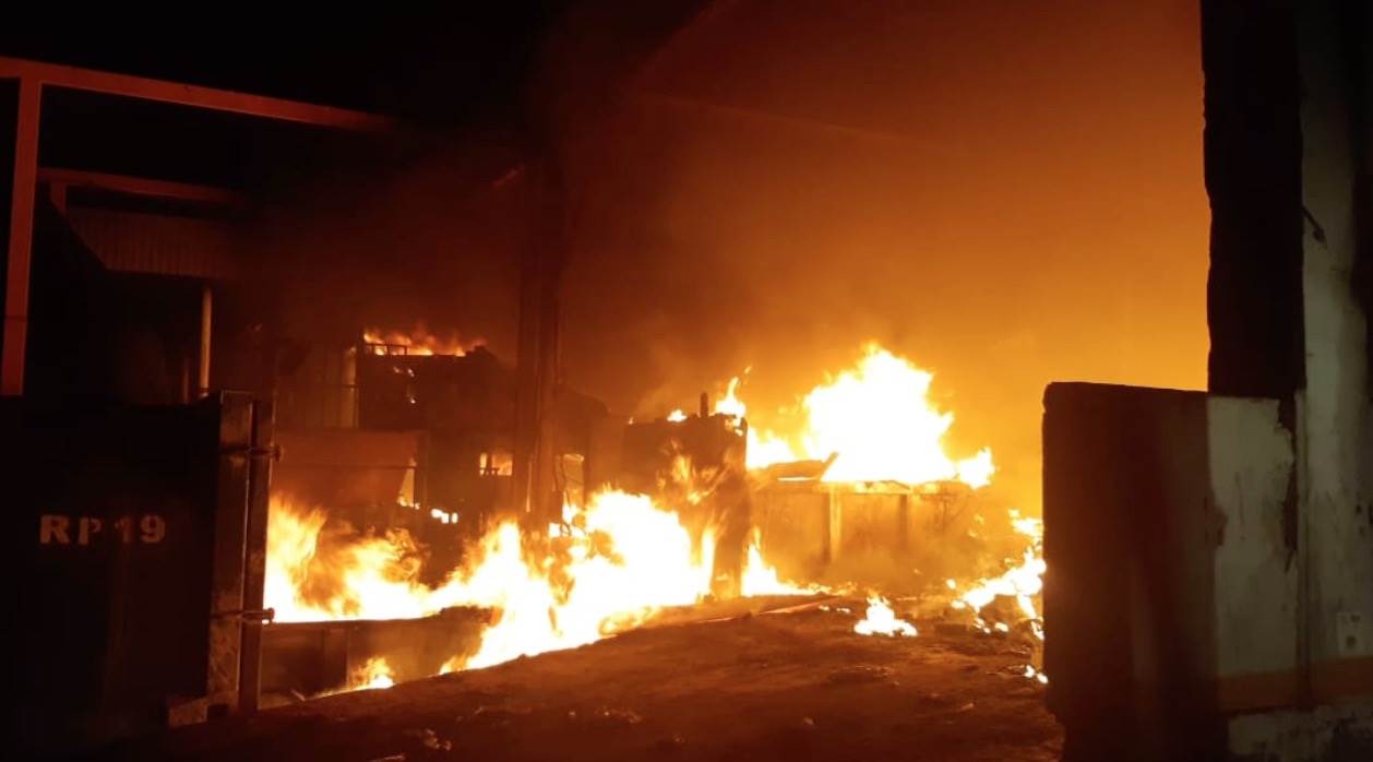 Arde fábrica de residuos industriales en la Col. Coyoacán