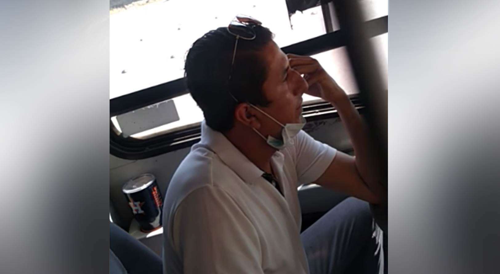 Pasajeros exigen a chofer que les regrese el dinero; el camión se descompuso