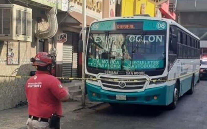 Hombre le dispara a chofer de la Ruta 185 en el Centro de Monterrey