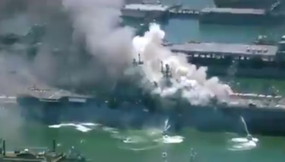 Buque de la Armada de EUA arde en llamas tras explosión en San Diego