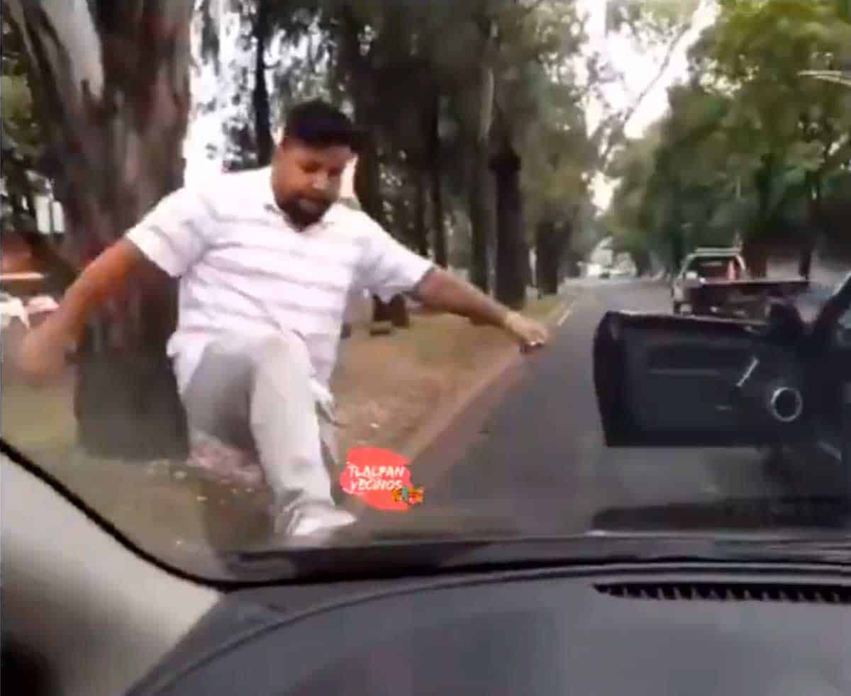 Conductor se pasa semáforo en rojo y golpea auto de quien le reclamó