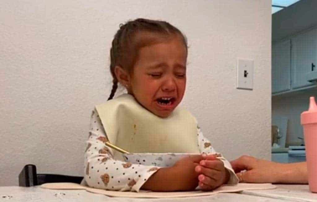Niña llora desconsolada porque todo está cerrado y no puede salir a jugar