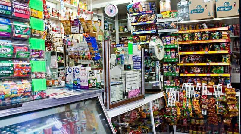 Mujer se enfrenta a ladrón y frustra asalto a su negocio a mano limpia