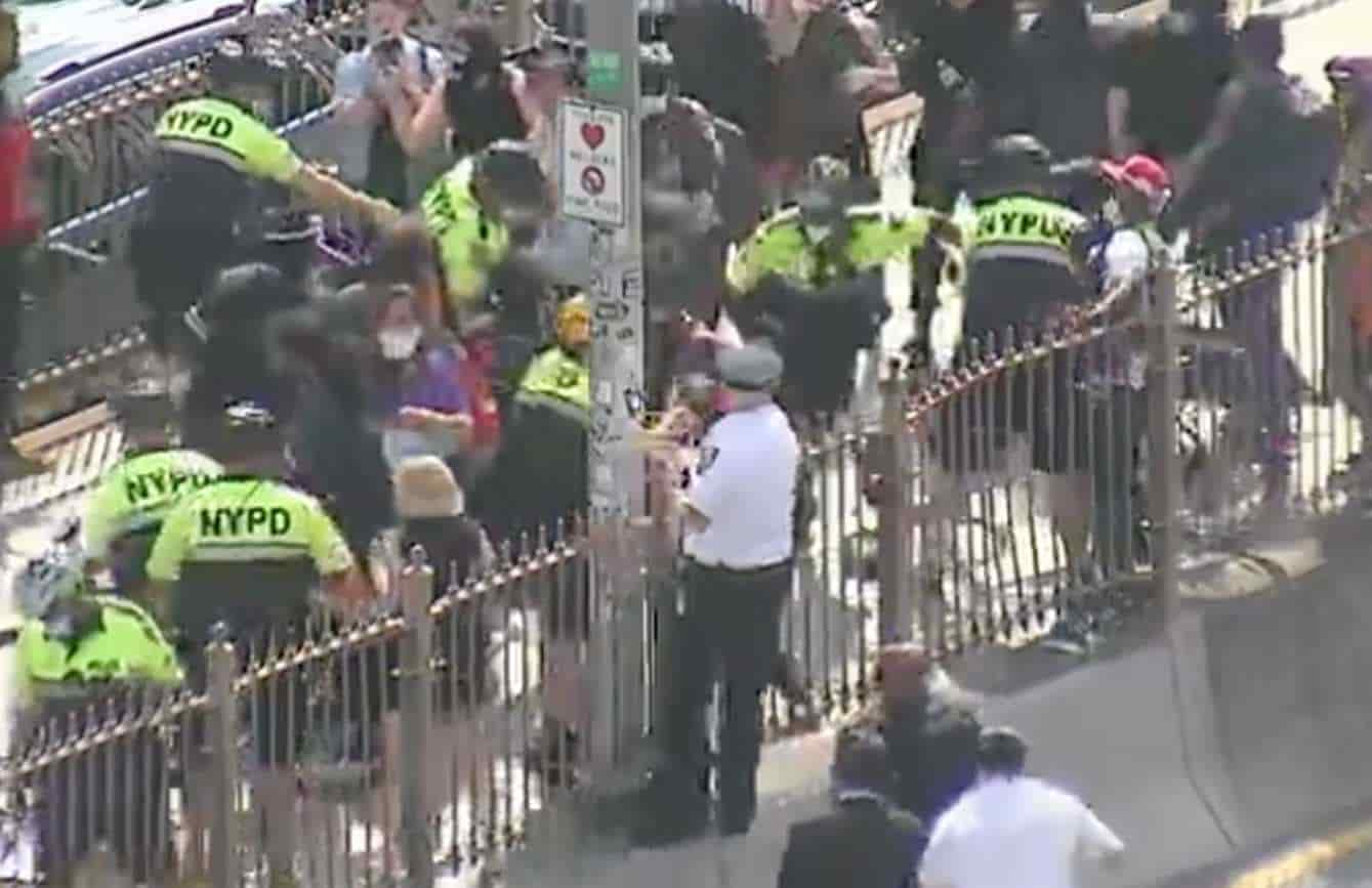 Sangrienta trifulca se registra en el puente de Brooklyn entre policías y protestantes