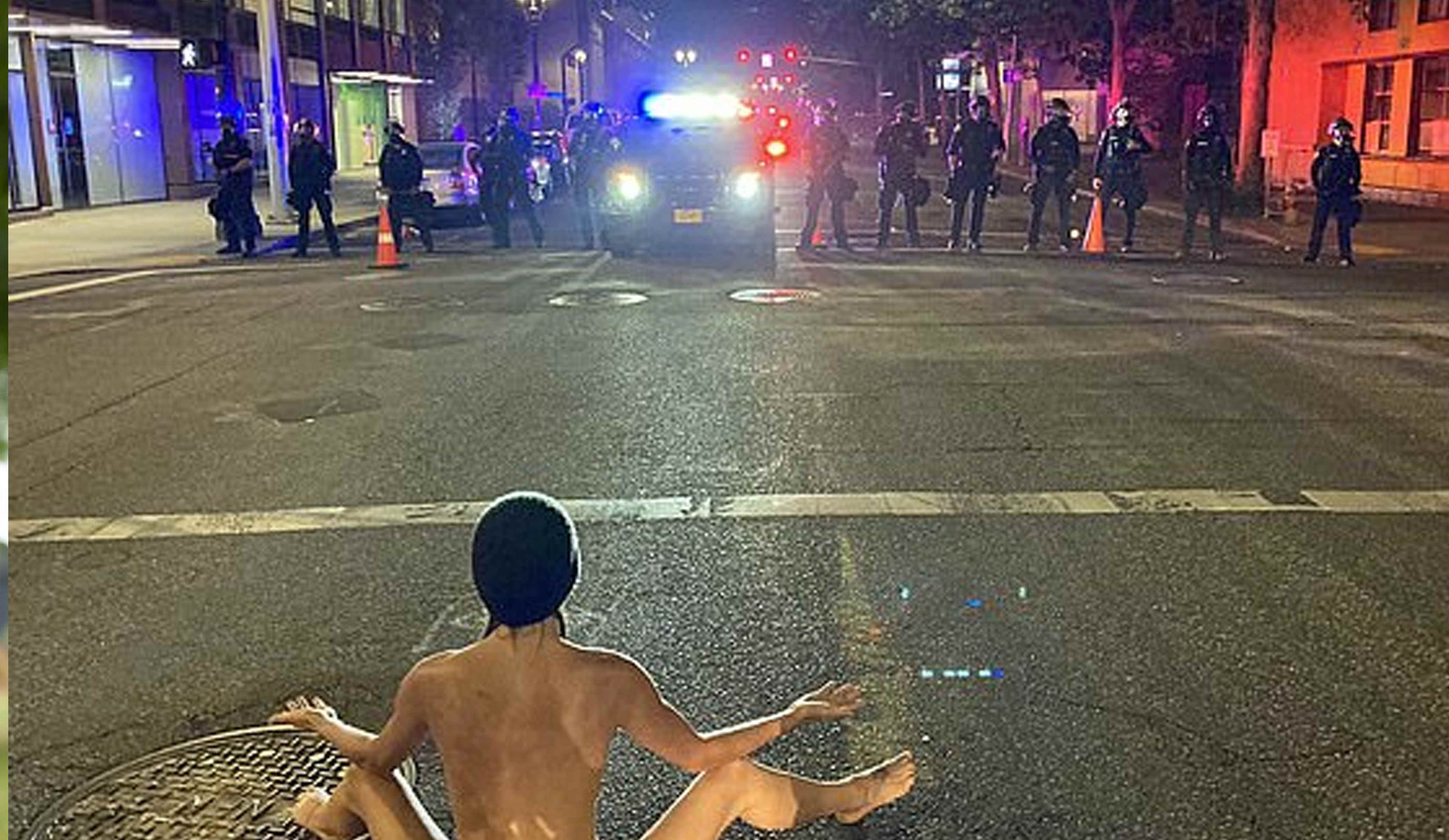 Mujer se desnuda frente a oficiales durante protesta en Portland, Oregon