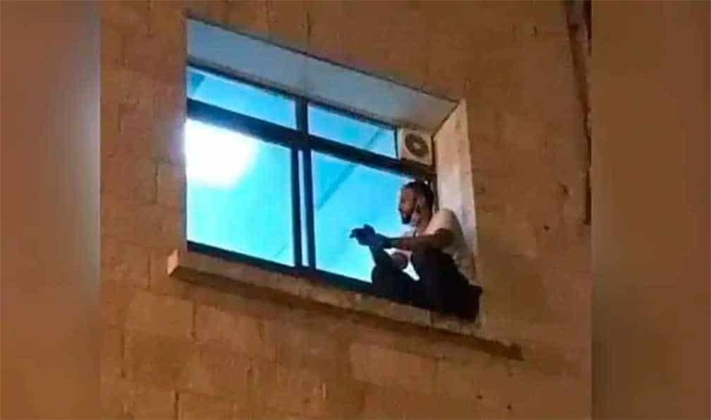 Conmueve joven que sube hasta la ventana para ver a su madre internada por Covid-19