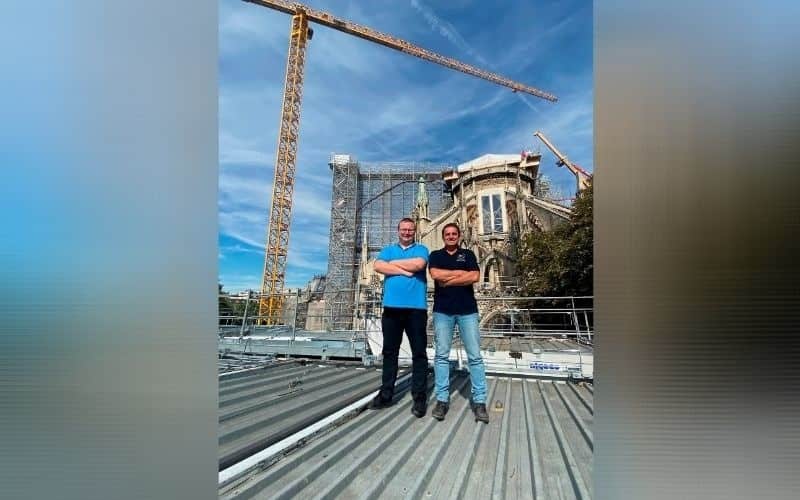Las manos que levantan Notre Dame