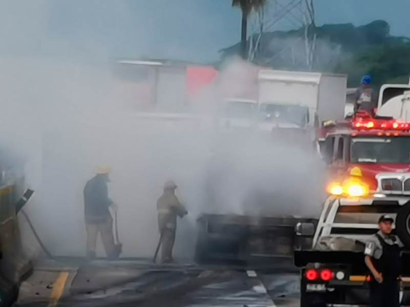 Conductor sobrevive a explosión de tráiler en la autopista Puebla-Córdoba
