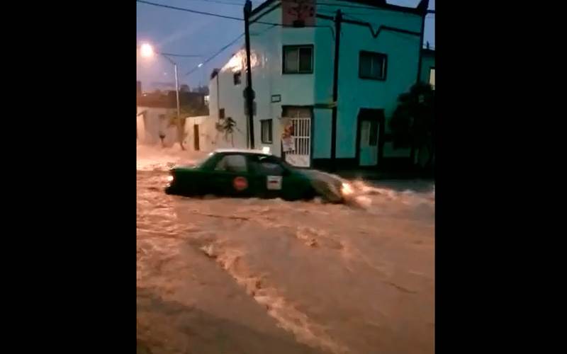Corriente arrastra a taxista en el centro de Santa Catarina